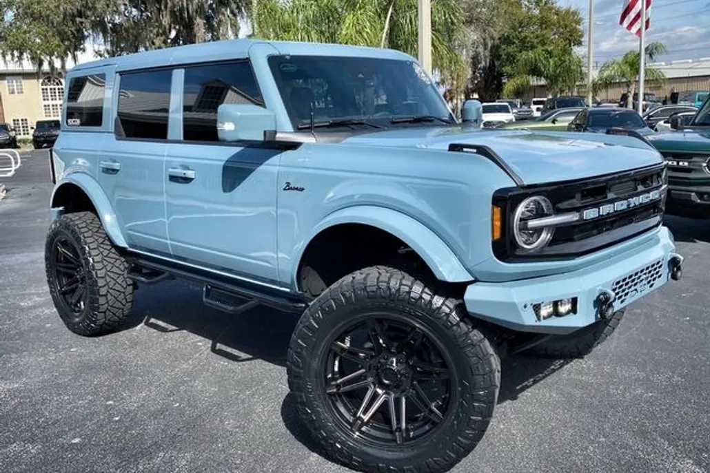 2023 Ford Bronco photo 1
