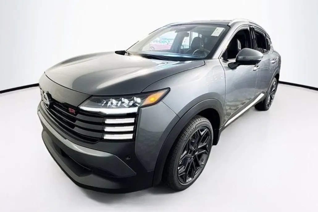 2025 Nissan Kicks SR photo 1