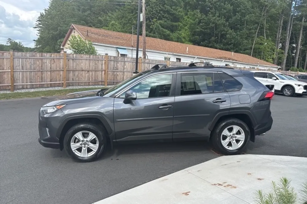 2020 Toyota RAV4 XLE photo 1