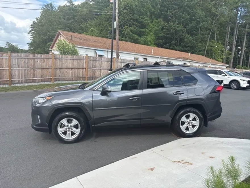 2020 Toyota RAV4 XLE photo 1