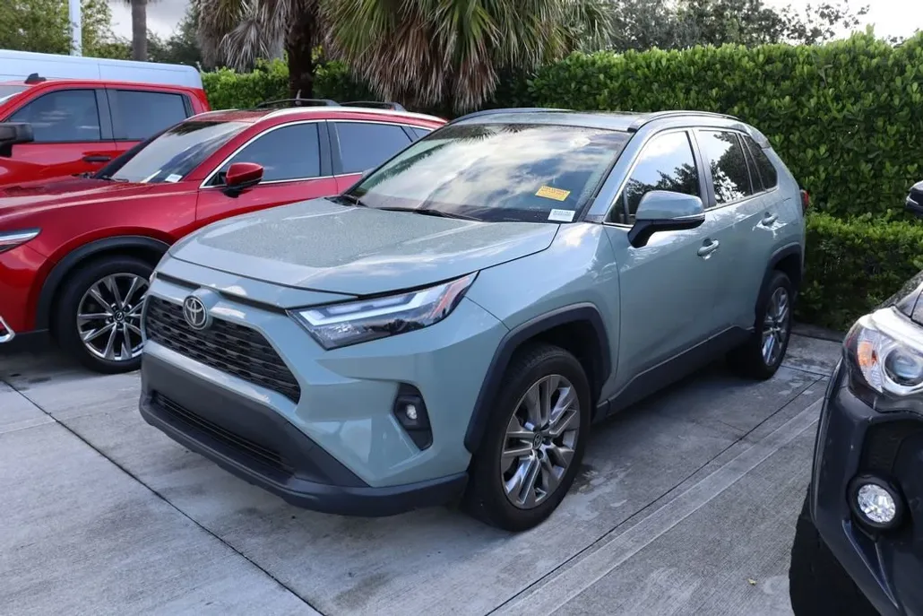 2023 Toyota RAV4 XLE Premium photo 1
