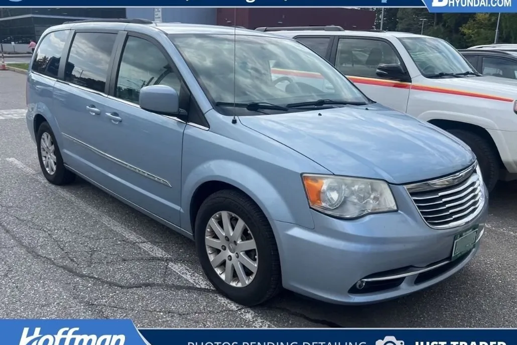 2013 Chrysler Town & Country Touring photo 1