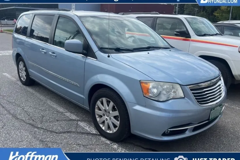 2013 Chrysler Town & Country Touring photo 1
