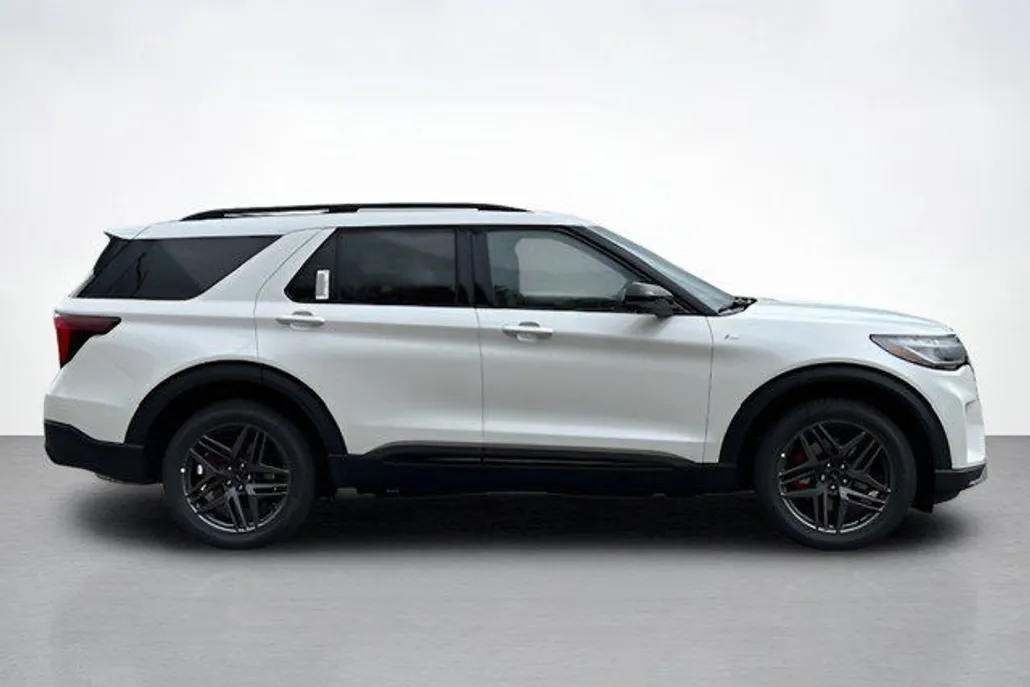 2025 Ford Explorer ST-Line photo 1