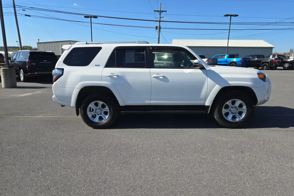 2017 Toyota 4Runner SR5 photo 1