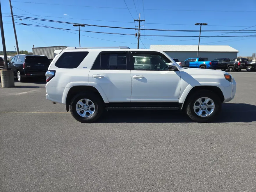 2017 Toyota 4Runner SR5 photo 1