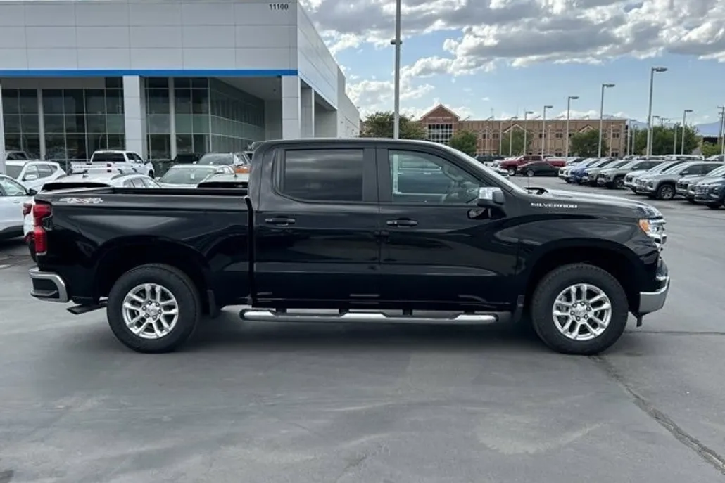 2025 Chevrolet Silverado 1500 LT photo 1