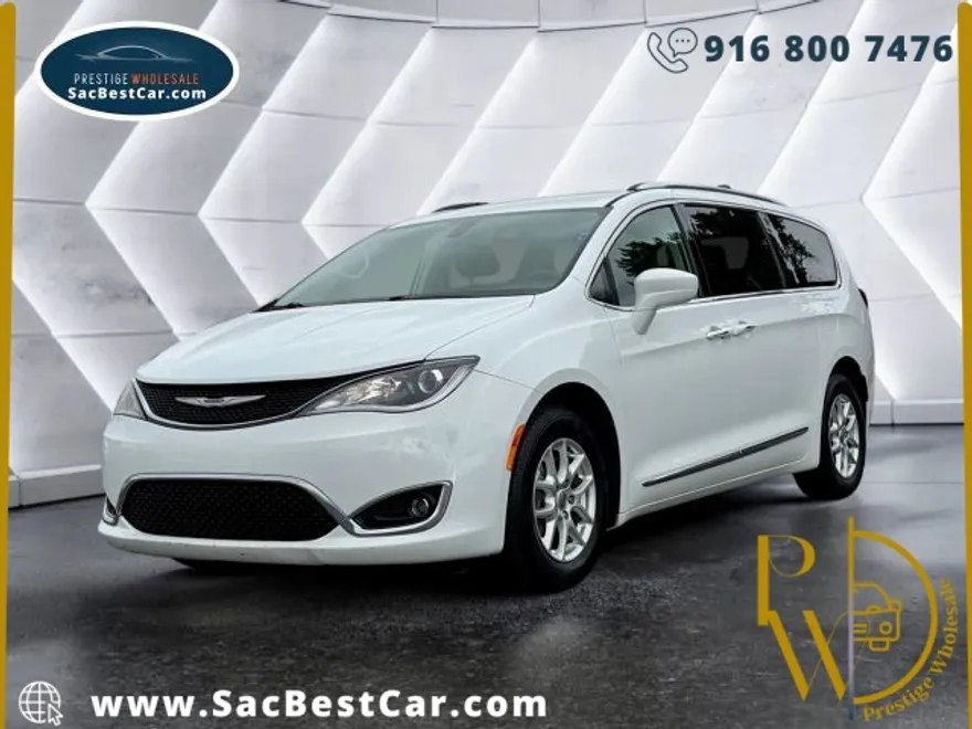 2020 Chrysler Pacifica Touring L photo 1