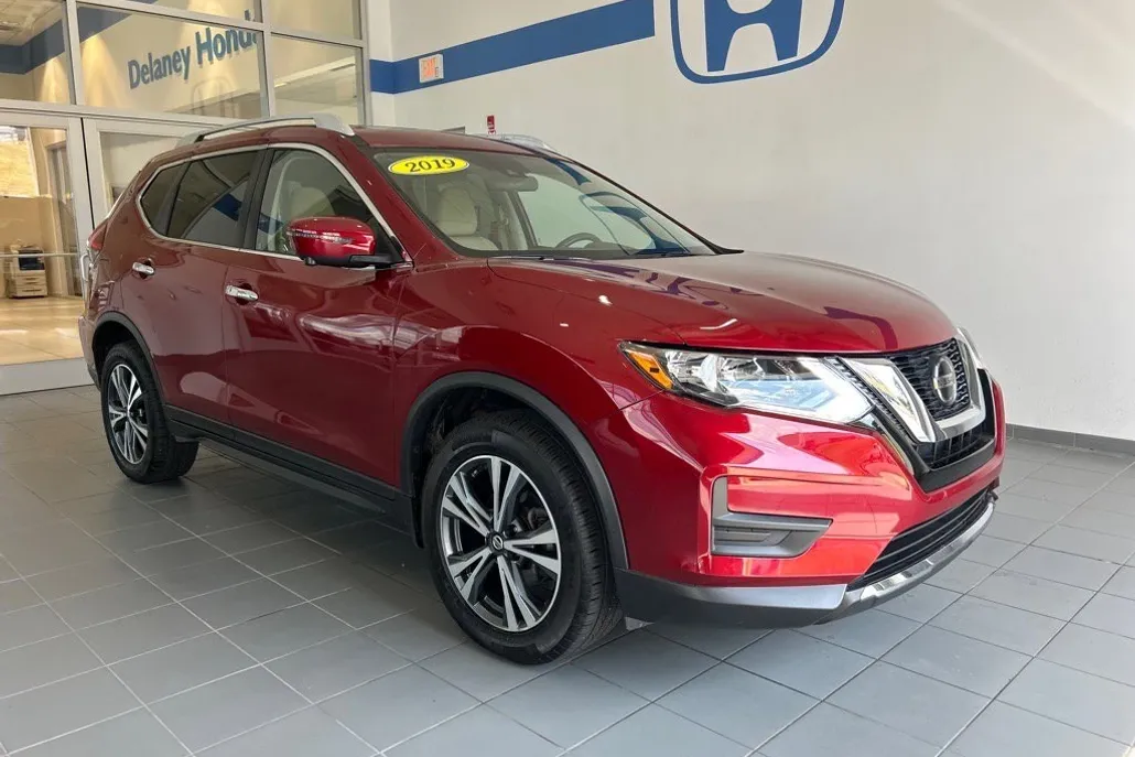 2019 Nissan Rogue SV photo 1