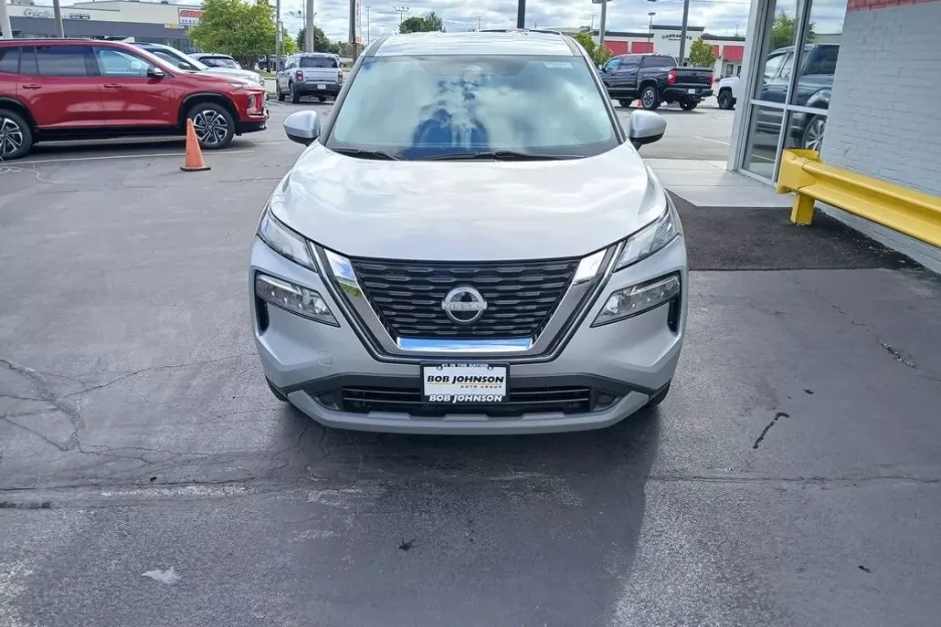 2023 Nissan Rogue SV photo 1