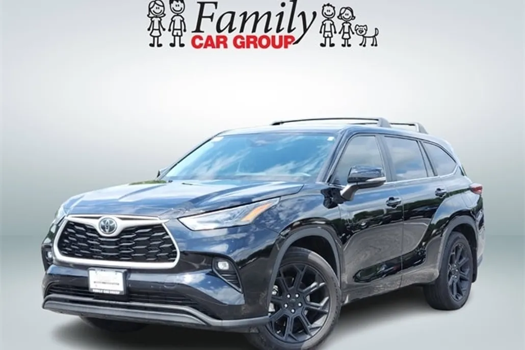 2024 Toyota Highlander LE photo 1