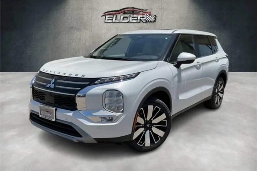 2025 Mitsubishi Outlander SE photo 1