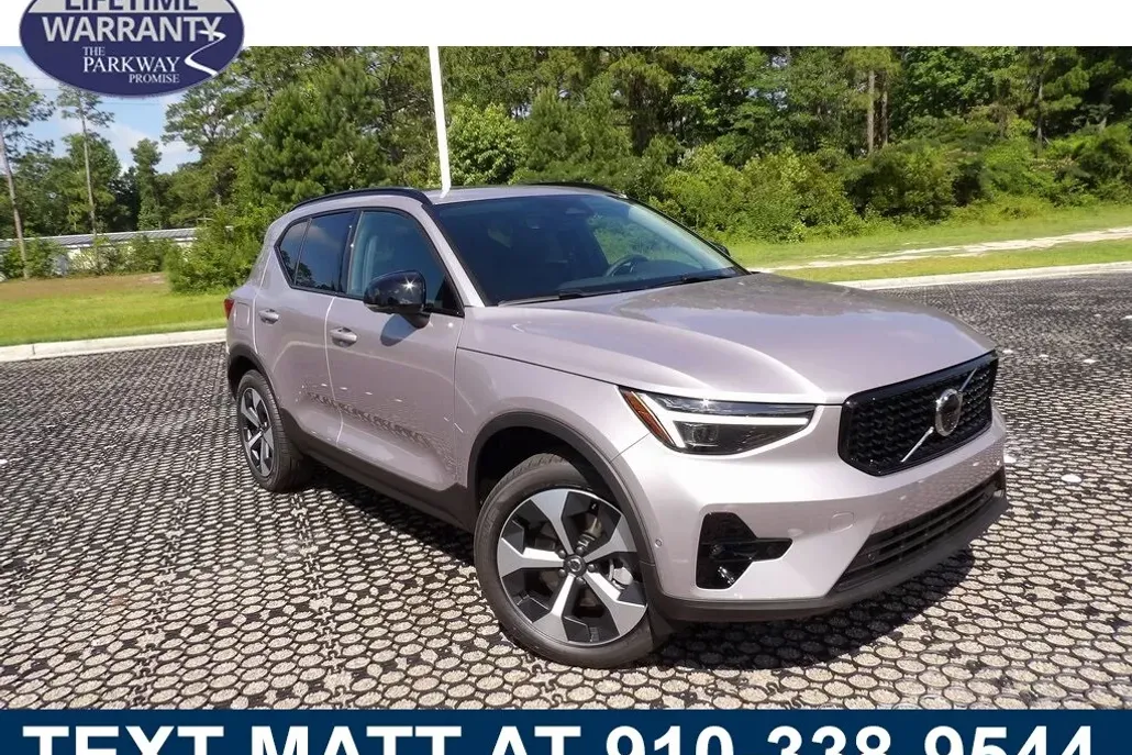 2026 Volvo XC40 Plus photo 1