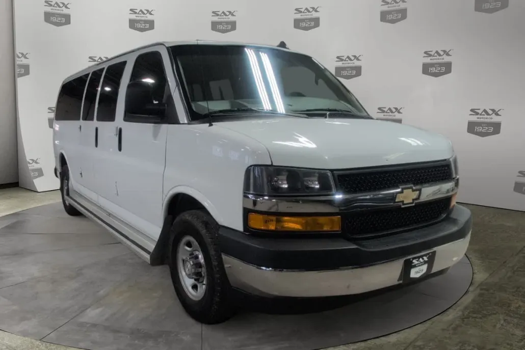 2018 Chevrolet Express Passenger 3500 LT photo 1