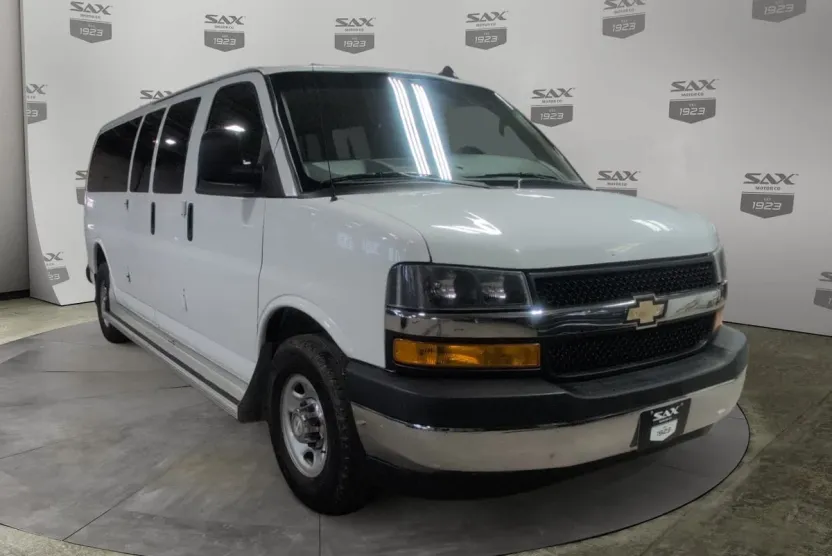 2018 Chevrolet Express Passenger 3500 LT photo 1