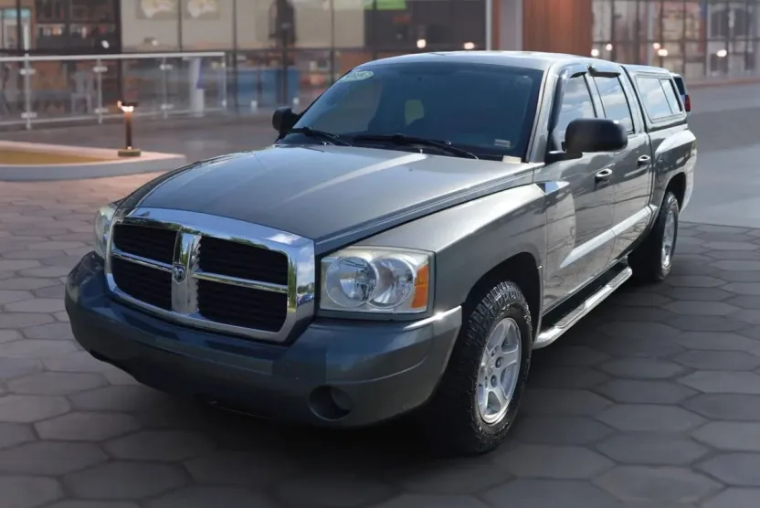 2006 Dodge Dakota Quad Cab SLT photo 1