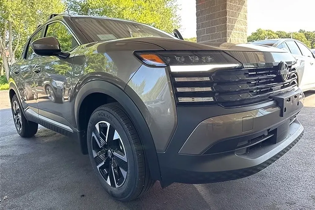 2025 Nissan Kicks SV photo 1