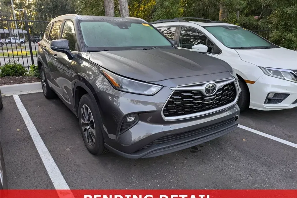 2022 Toyota Highlander XLE photo 1