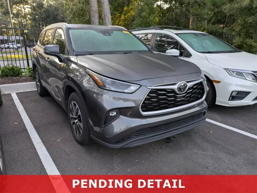 2022 Toyota Highlander XLE photo 1