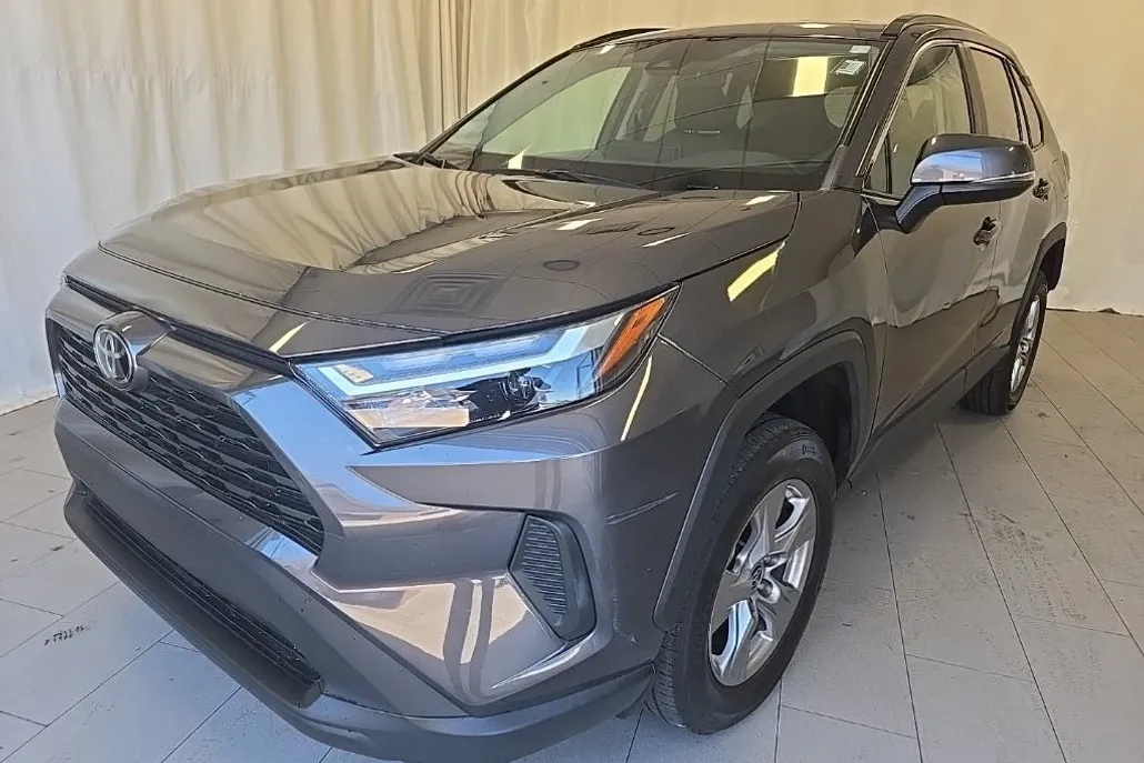 2022 Toyota RAV4 XLE photo 1