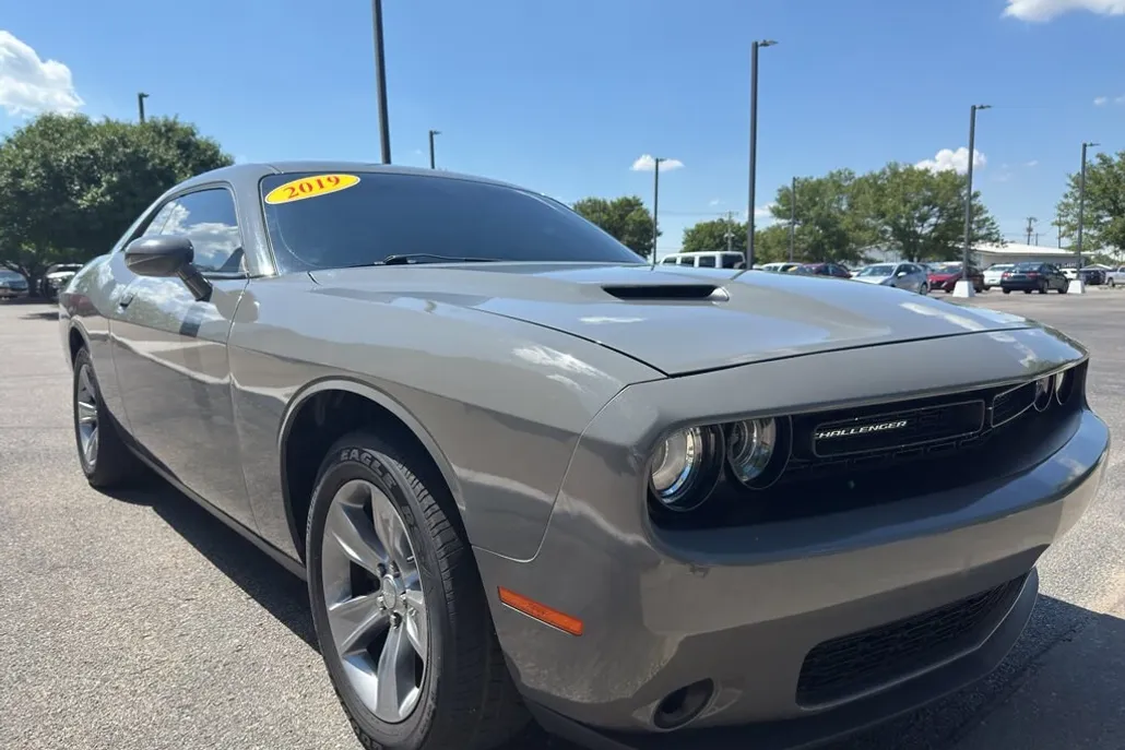 2019 Dodge Challenger SXT photo 1