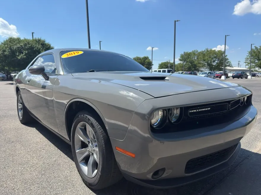 2019 Dodge Challenger SXT photo 1