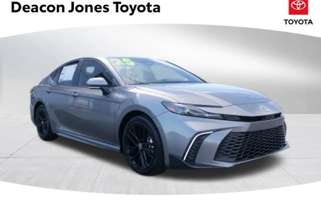 2025 Toyota Camry SE photo 1