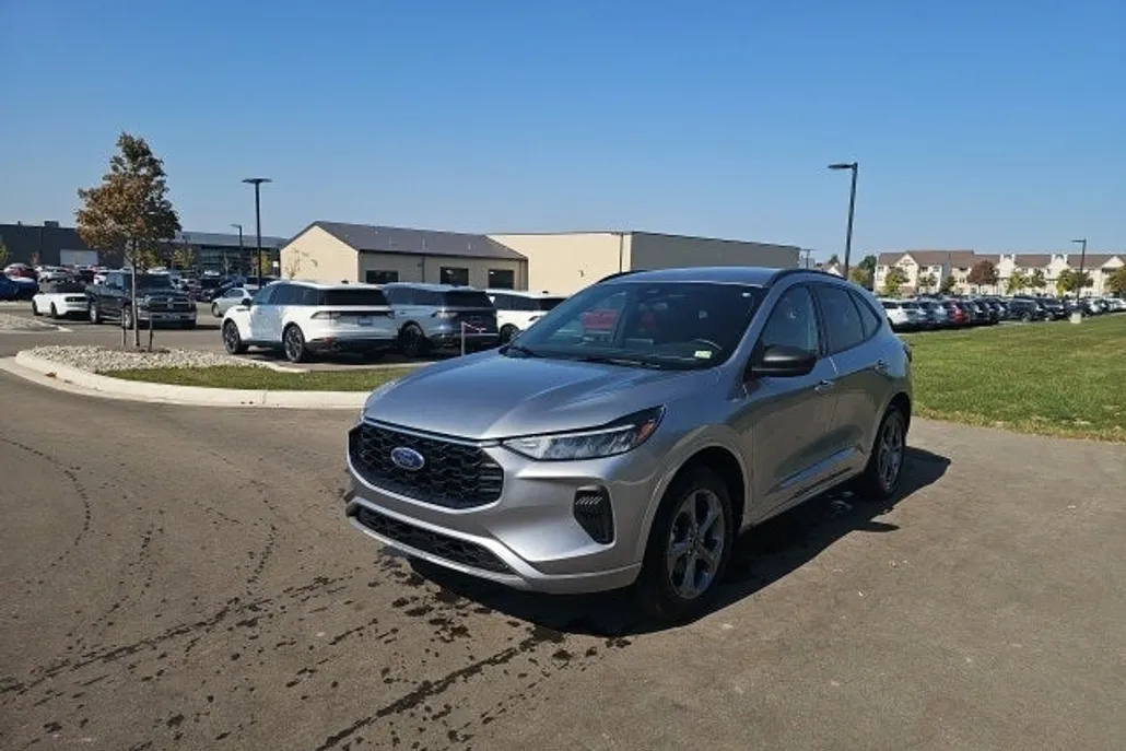2024 Ford Escape ST-Line photo 1