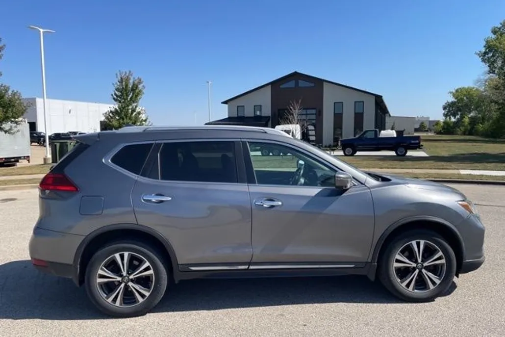 2017 Nissan Rogue SL photo 1
