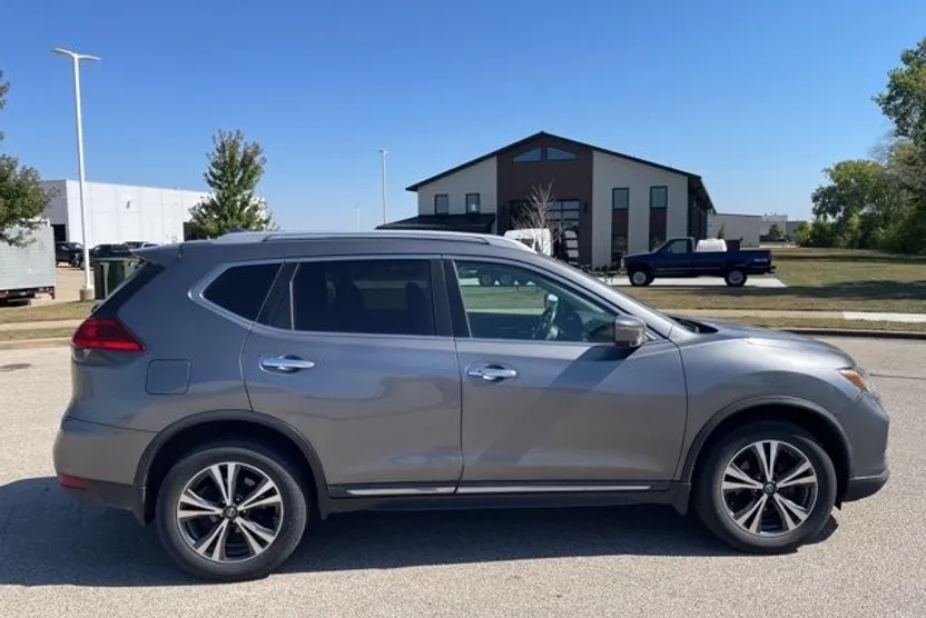2017 Nissan Rogue SL photo 1