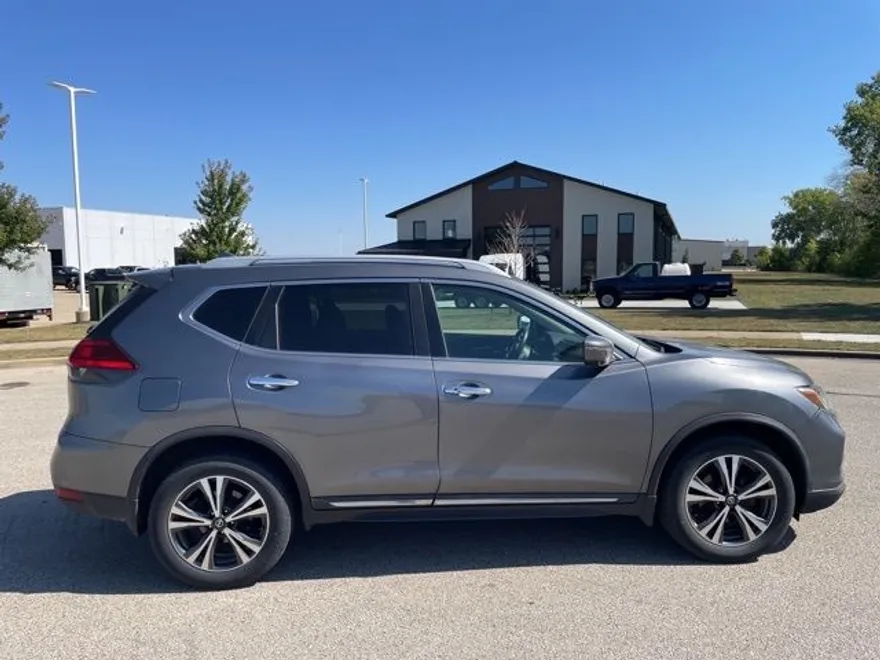 2017 Nissan Rogue SL photo 1