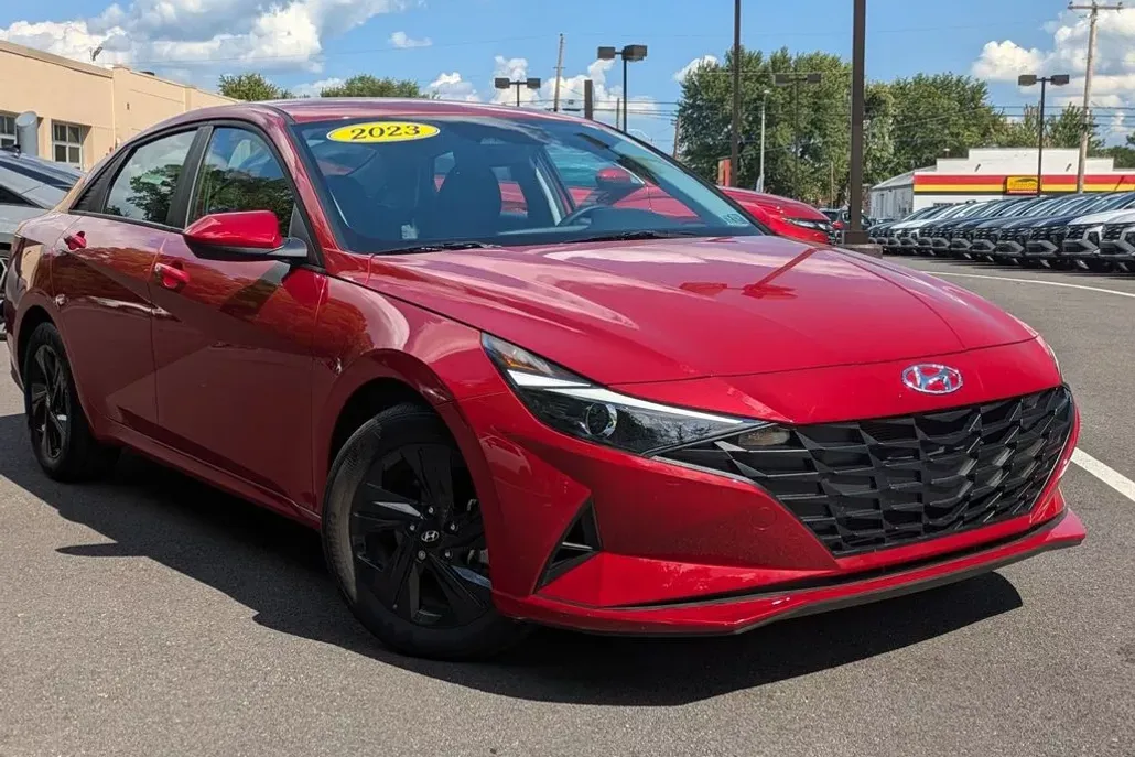 2023 Hyundai Elantra SEL photo 1