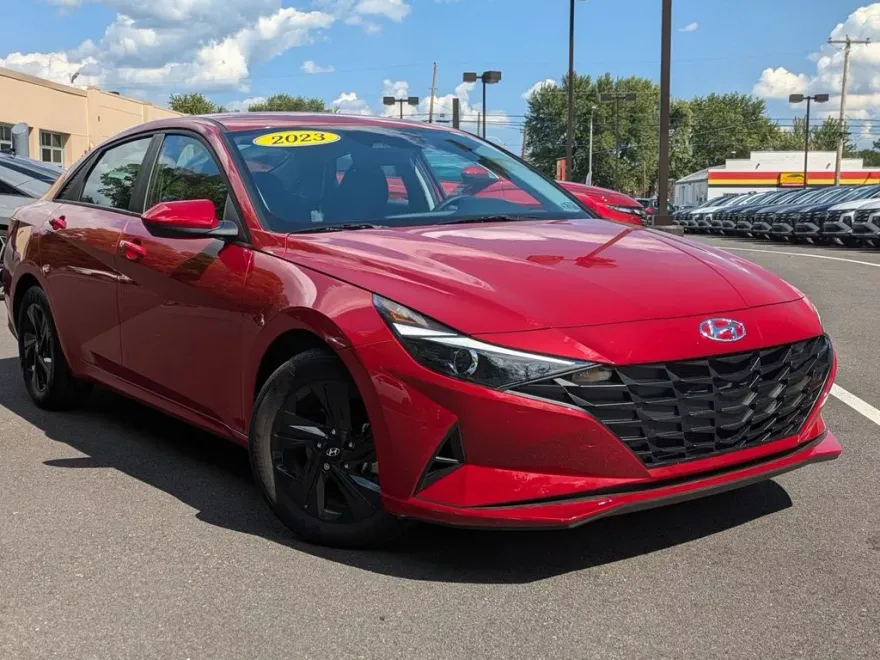 2023 Hyundai Elantra SEL photo 1