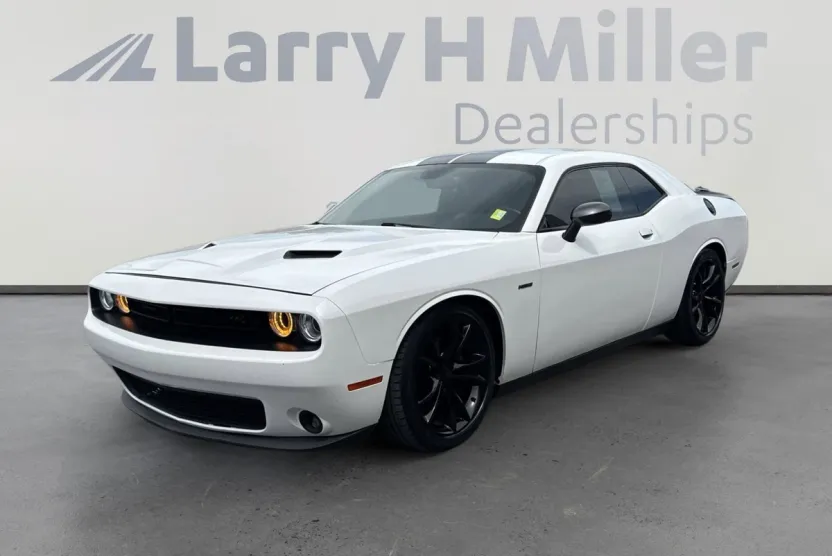 2016 Dodge Challenger SXT Plus photo 1