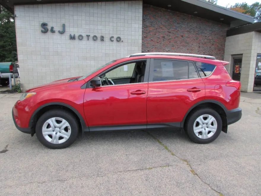 2015 Toyota RAV4 LE photo 1