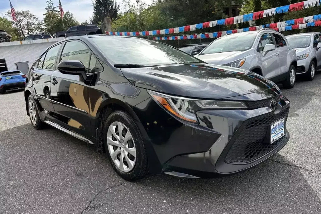 2022 Toyota Corolla LE photo 1