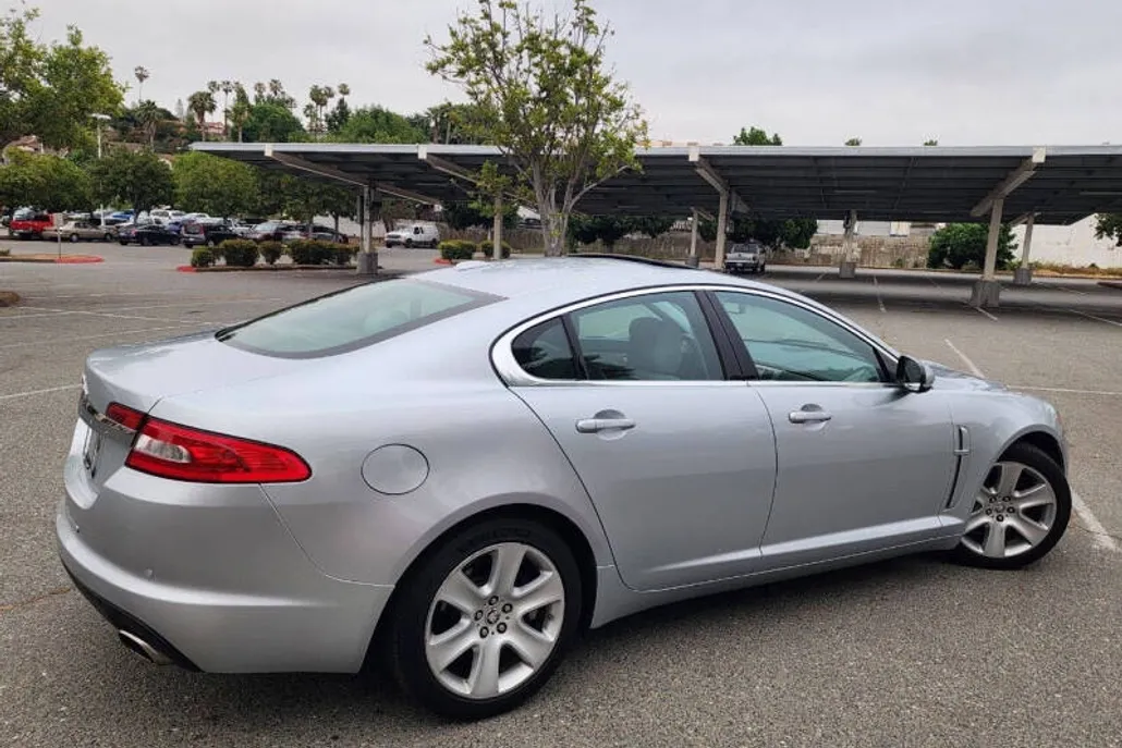 2010 Jaguar XF Luxury photo 1