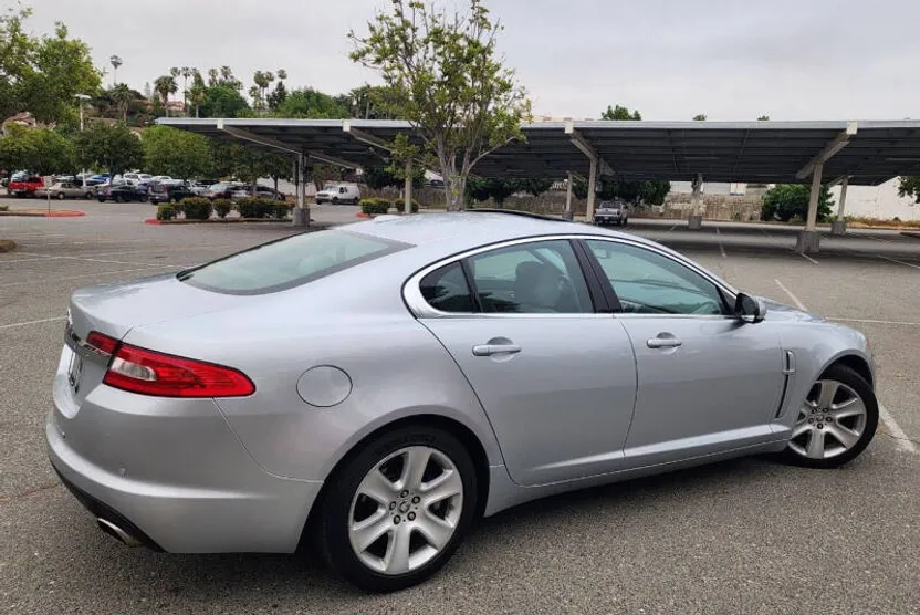 2010 Jaguar XF Luxury photo 1