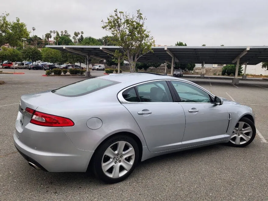 2010 Jaguar XF Luxury photo 1