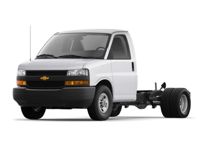 2024 Chevrolet Express Cutaway 3500 photo 1