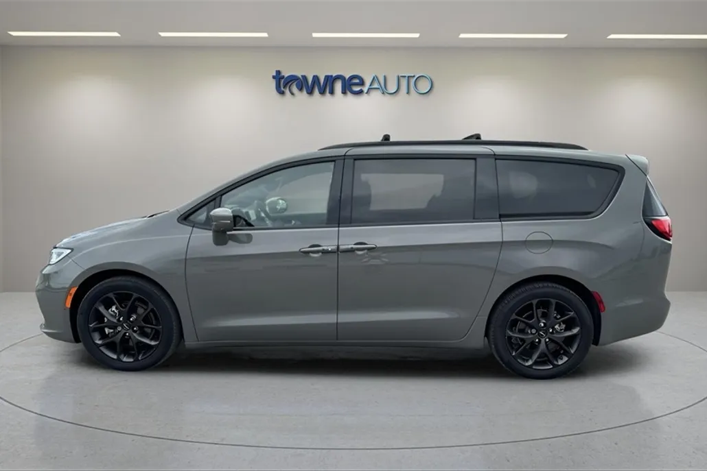 2022 Chrysler Pacifica Limited photo 1