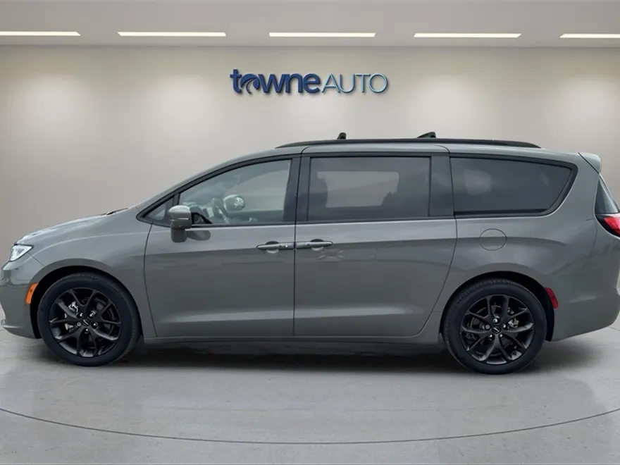 2022 Chrysler Pacifica Limited photo 1