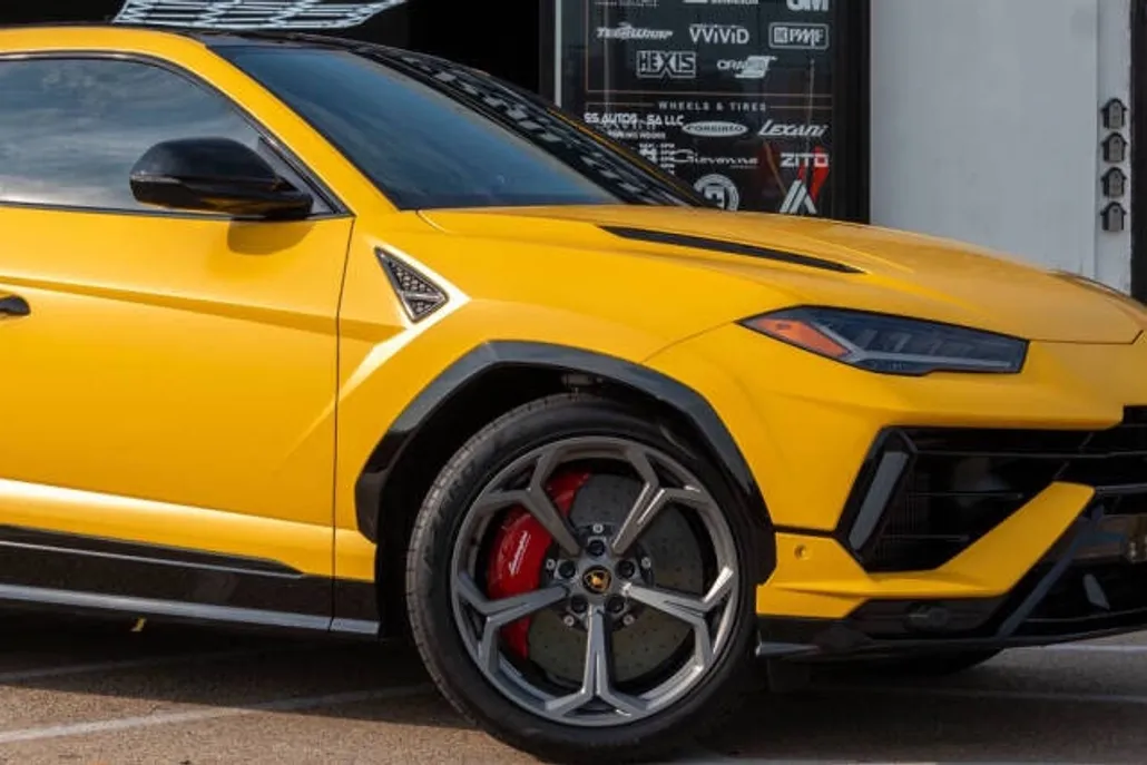 2024 Lamborghini Urus S photo 1