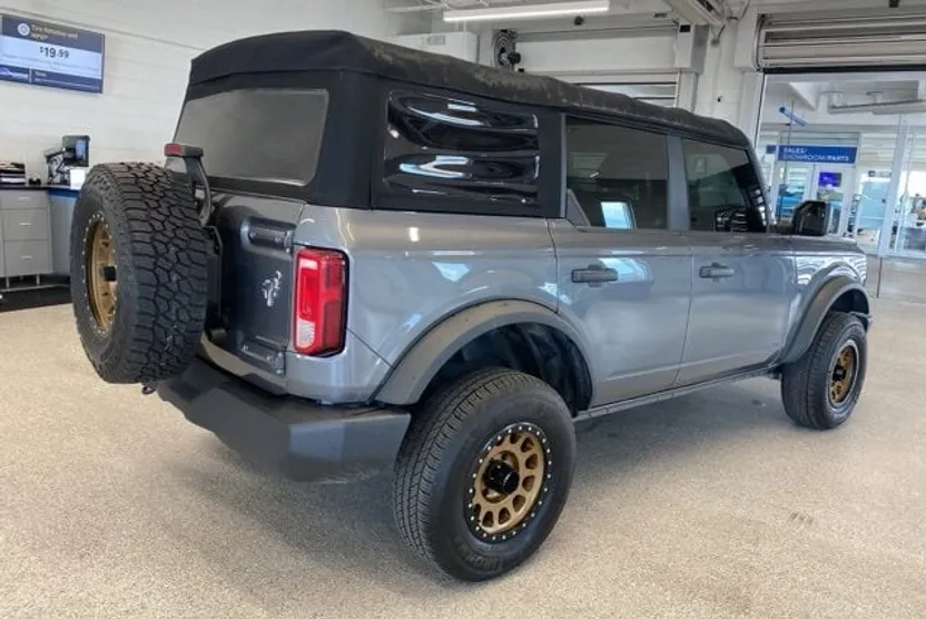 2022 Ford Bronco Base photo 1