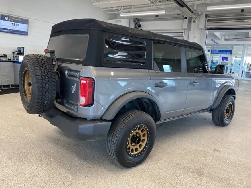 2022 Ford Bronco Base photo 1