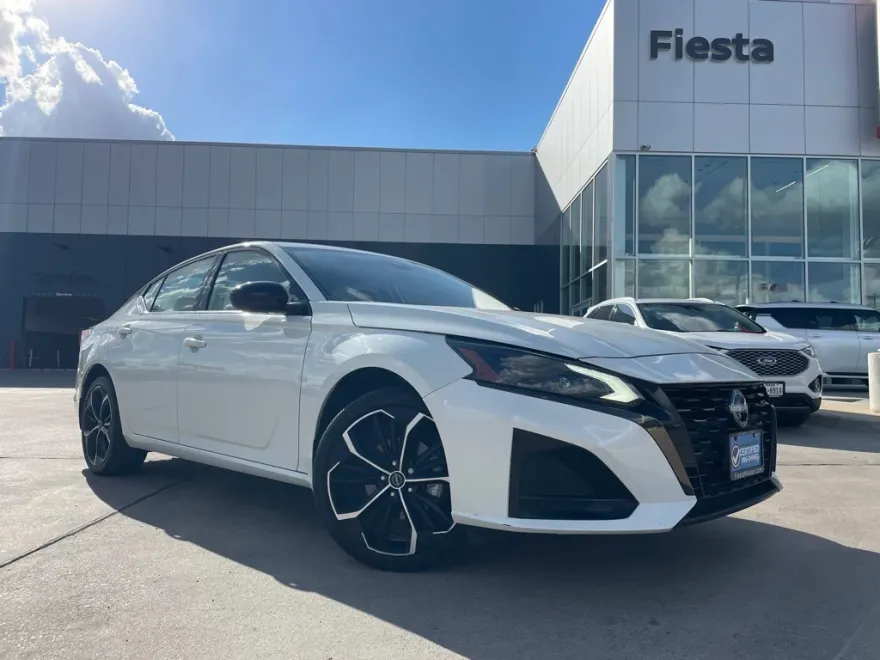 2023 Nissan Altima 2.5 SR photo 1
