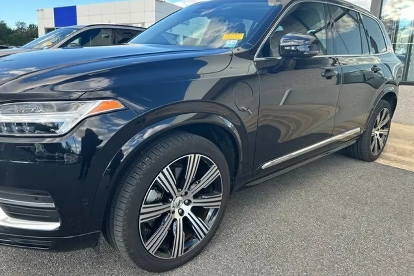 2024 Volvo XC90 T8 Plus photo 1