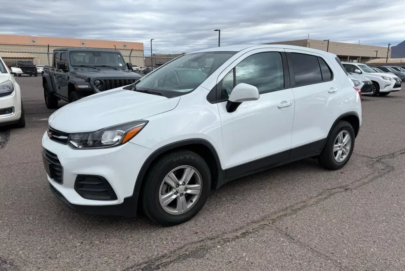 2021 Chevrolet Trax LS photo 1