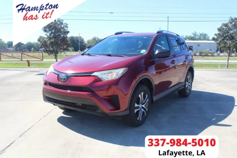 2018 Toyota RAV4 LE photo 1