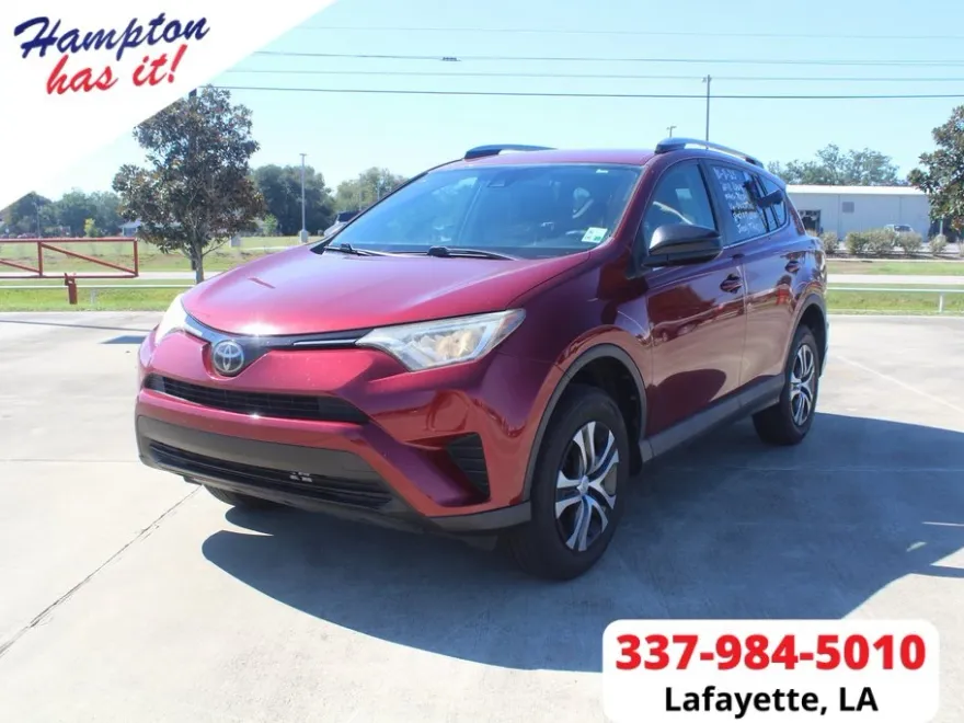 2018 Toyota RAV4 LE photo 1